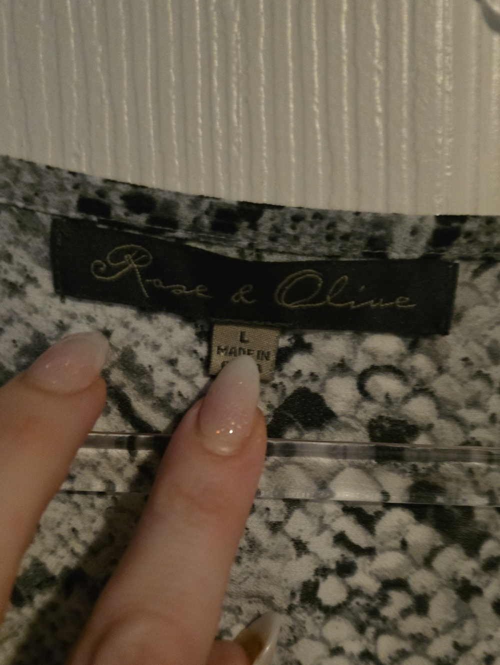 Rose & Olive Sheer Python Top L - Picture 4 of 5